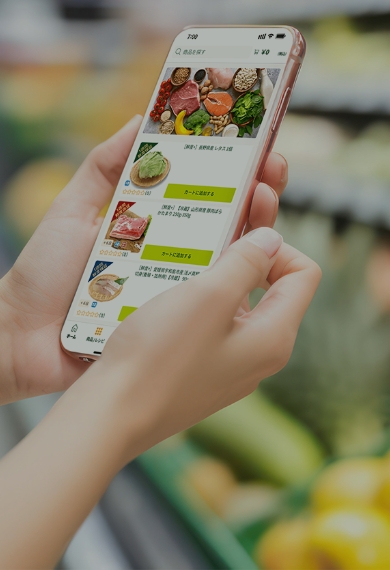 スマートフォンを使用する様子